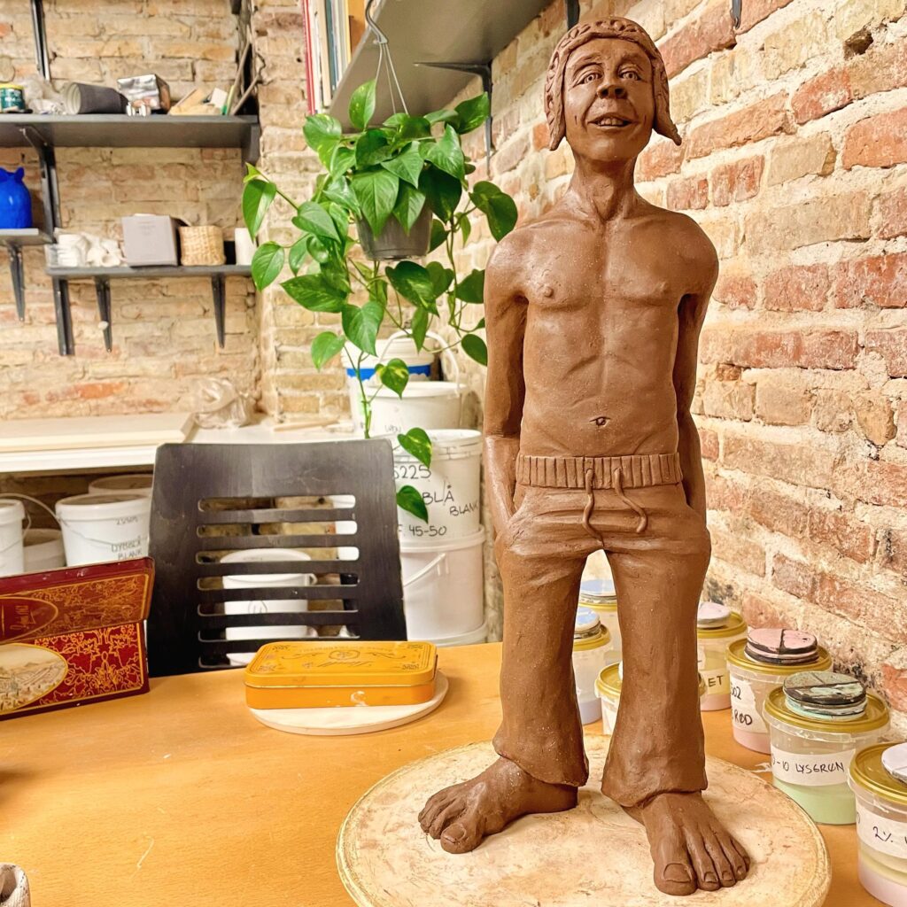 Brun keramisk figur af ler