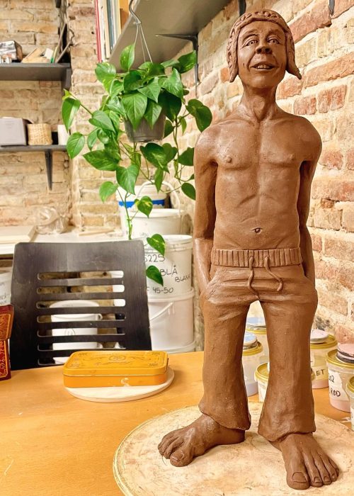 434330284_2648173838673856_2396132049565341776_n Brun keramisk figur af ler